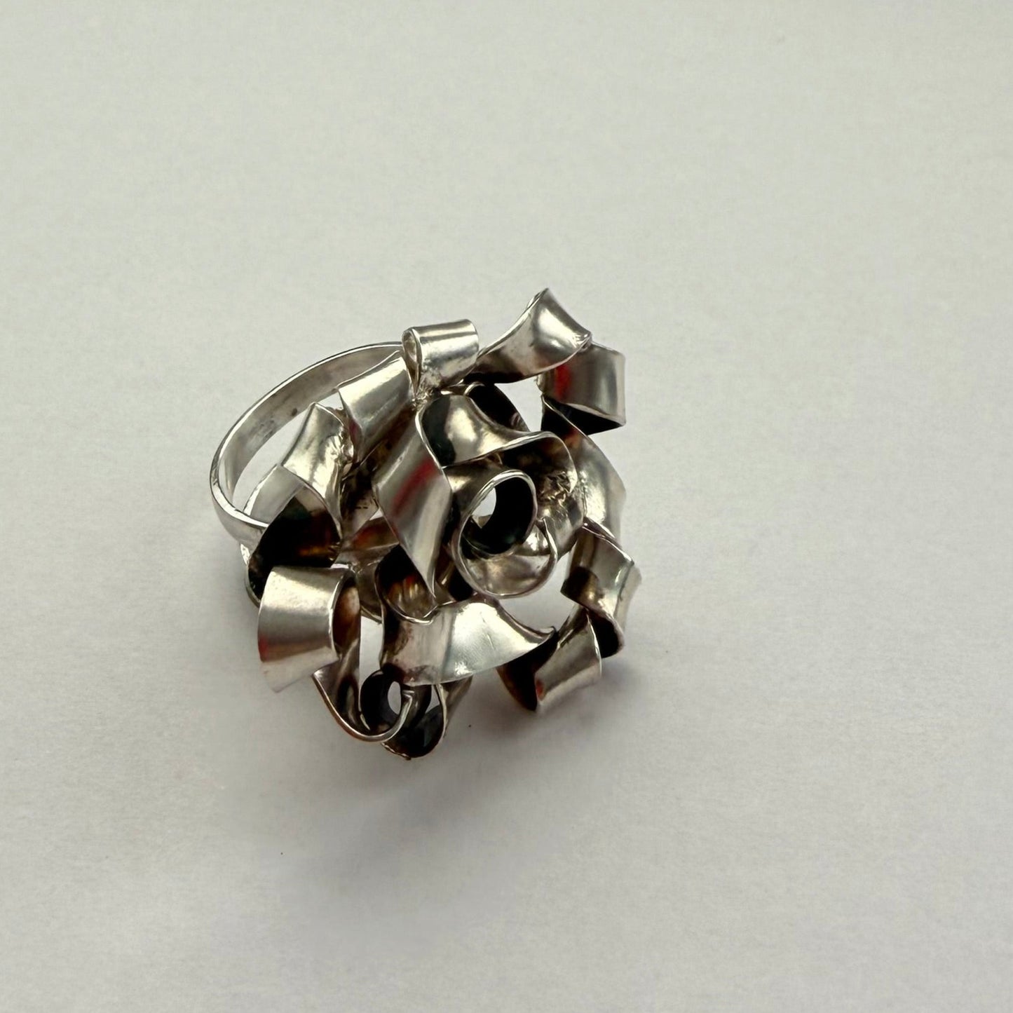 Anillo Rosa Voluta — Plata hecho a mano