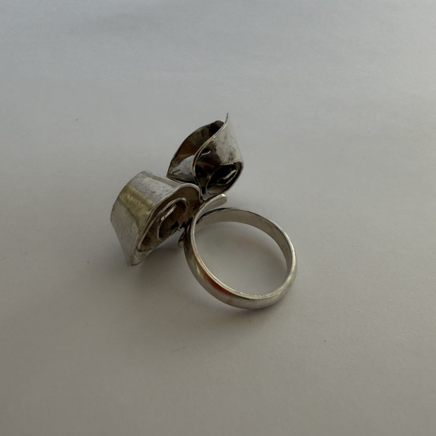 Anillo Flor Ambígua